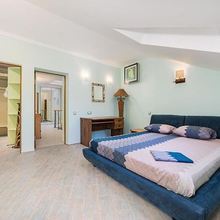 Classical Deribasivska 3-Bedrooms Apartment Odessa Esterno foto