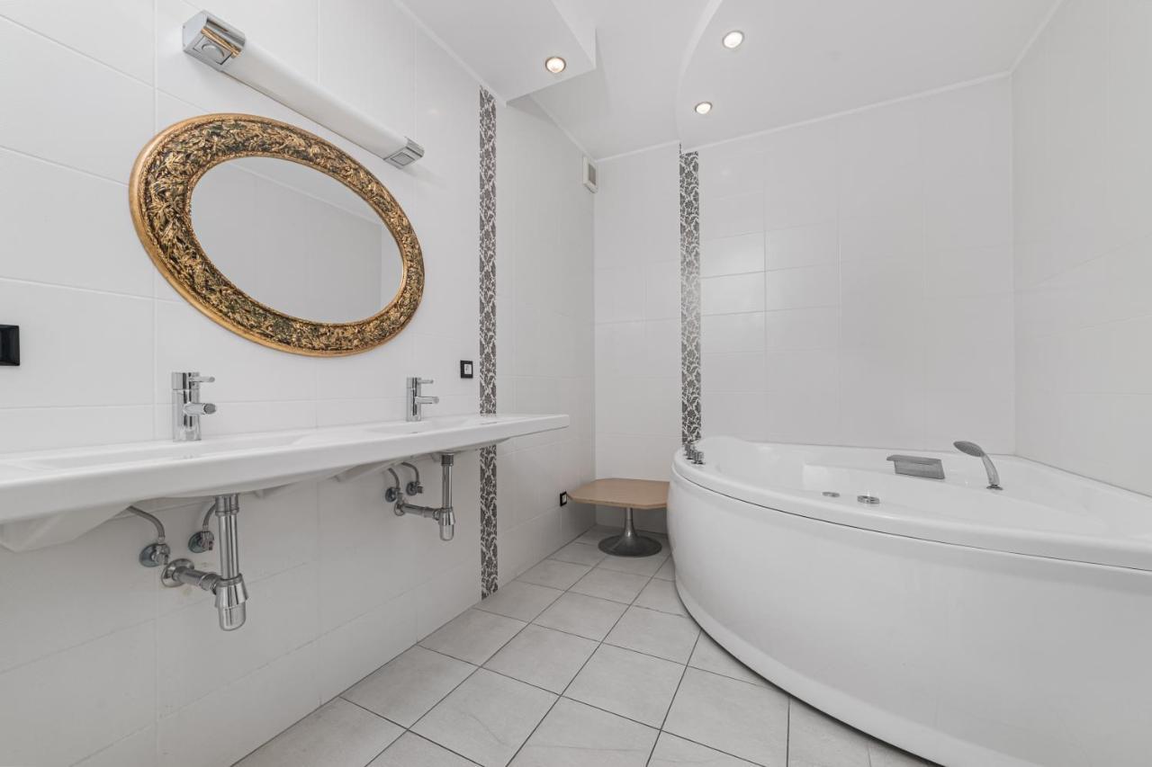 Classical Deribasivska 3-Bedrooms Apartment Odessa Esterno foto